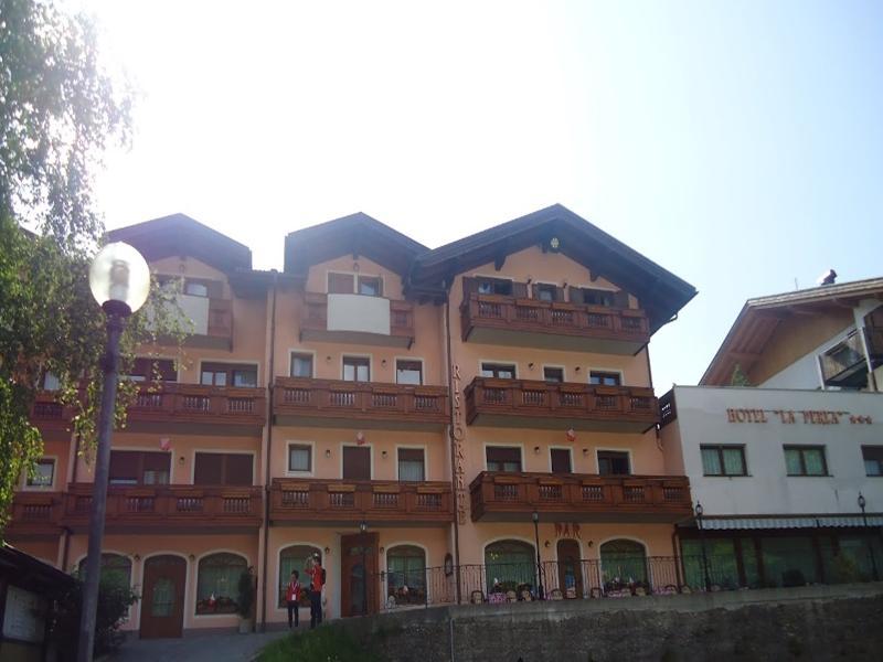 Family Hotel La Perla Fiera Di Primiero Buitenkant foto