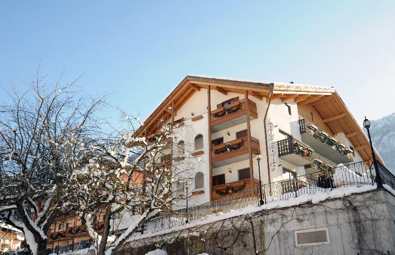 Family Hotel La Perla Fiera Di Primiero Buitenkant foto